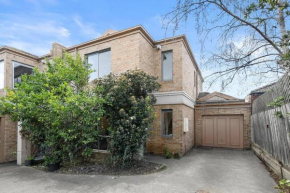Doncaster East Home walking to shops restaurants